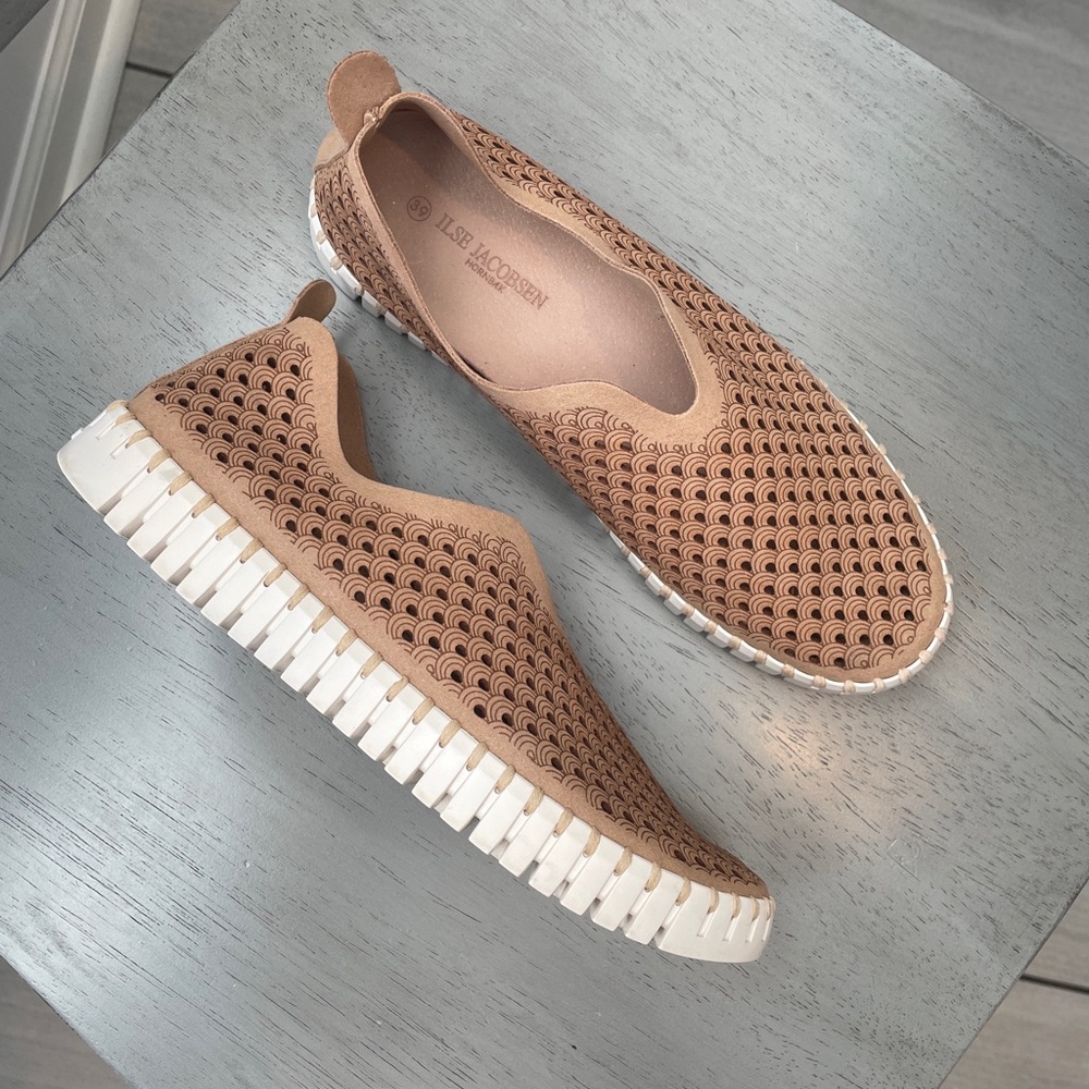 Ilse Jacobsen Tan Slip-On Flats with White Sole